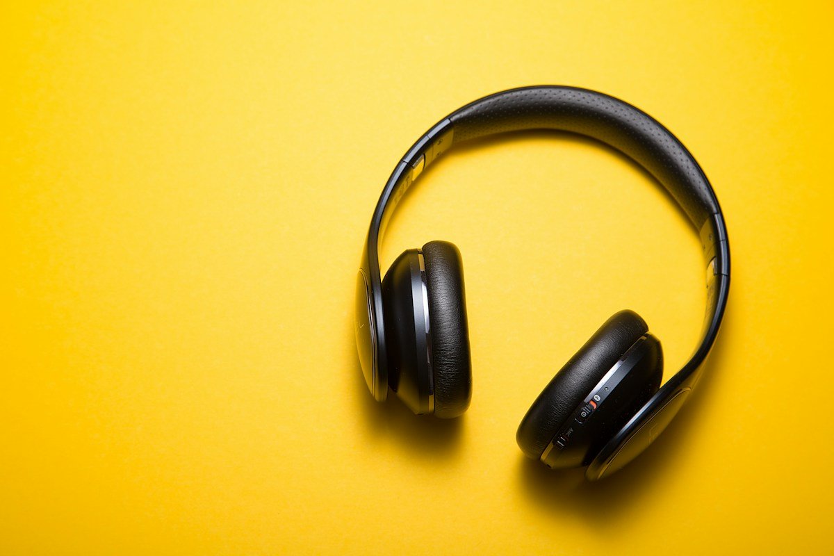 Best Noise-Cancelling Headphones in 2026: Top Picks for Travel, Work & Everyday Listening